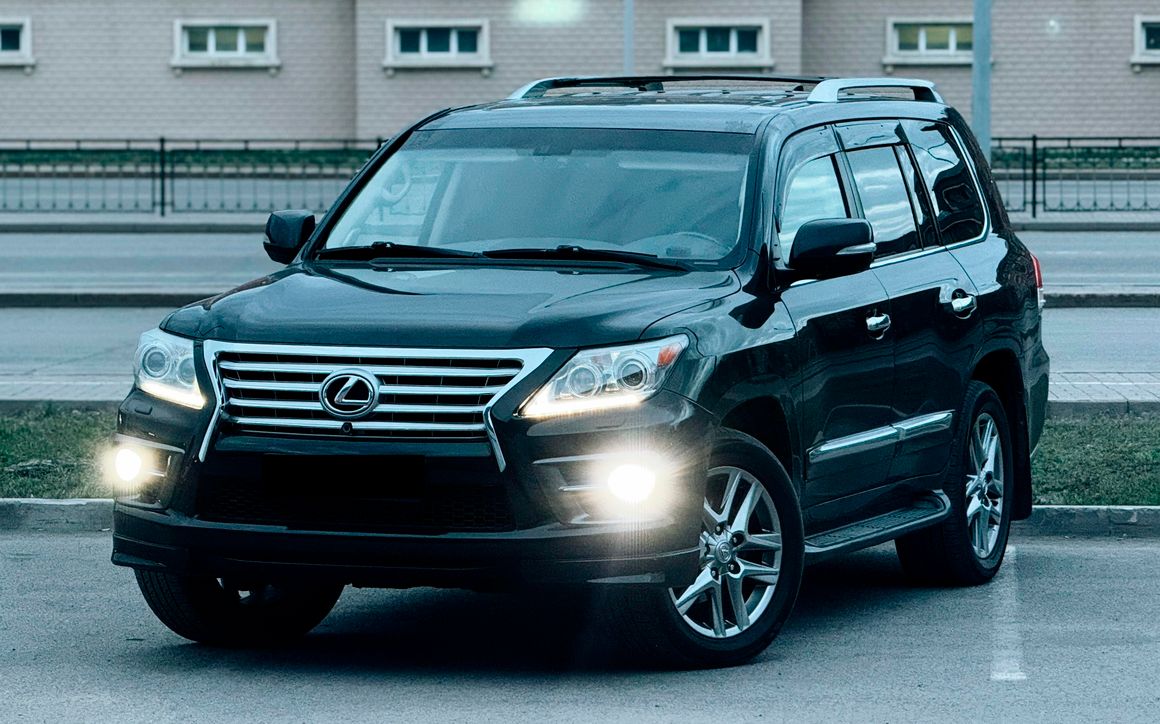 Lexus LX 570 - image 1