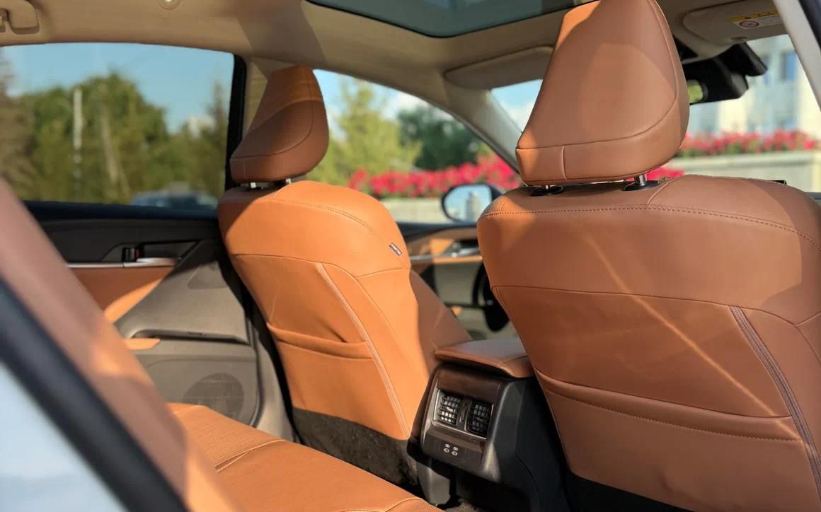 Toyota Camry - image 6