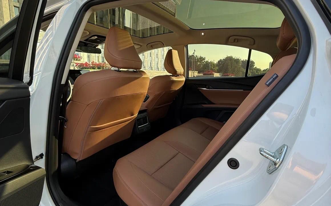 Toyota Camry - image 5