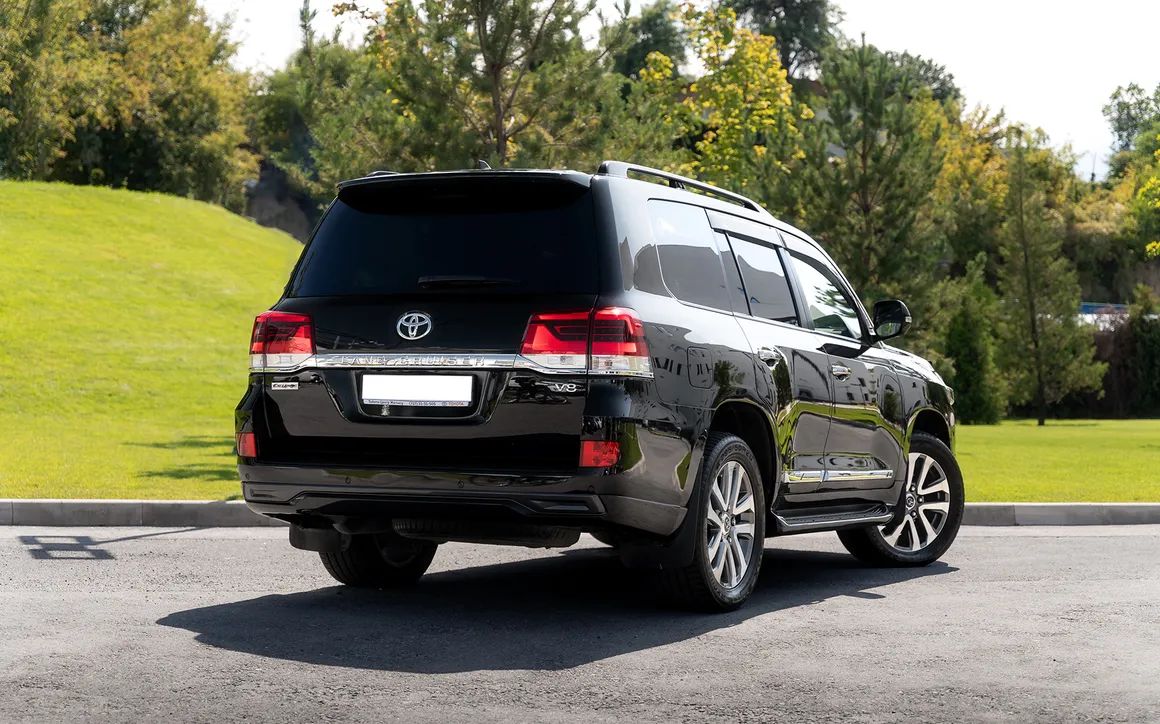 Toyota Land Cruiser 200 - image 3