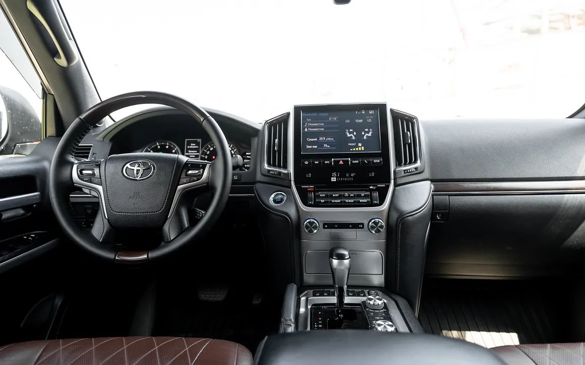 Toyota Land Cruiser 200 - image 5