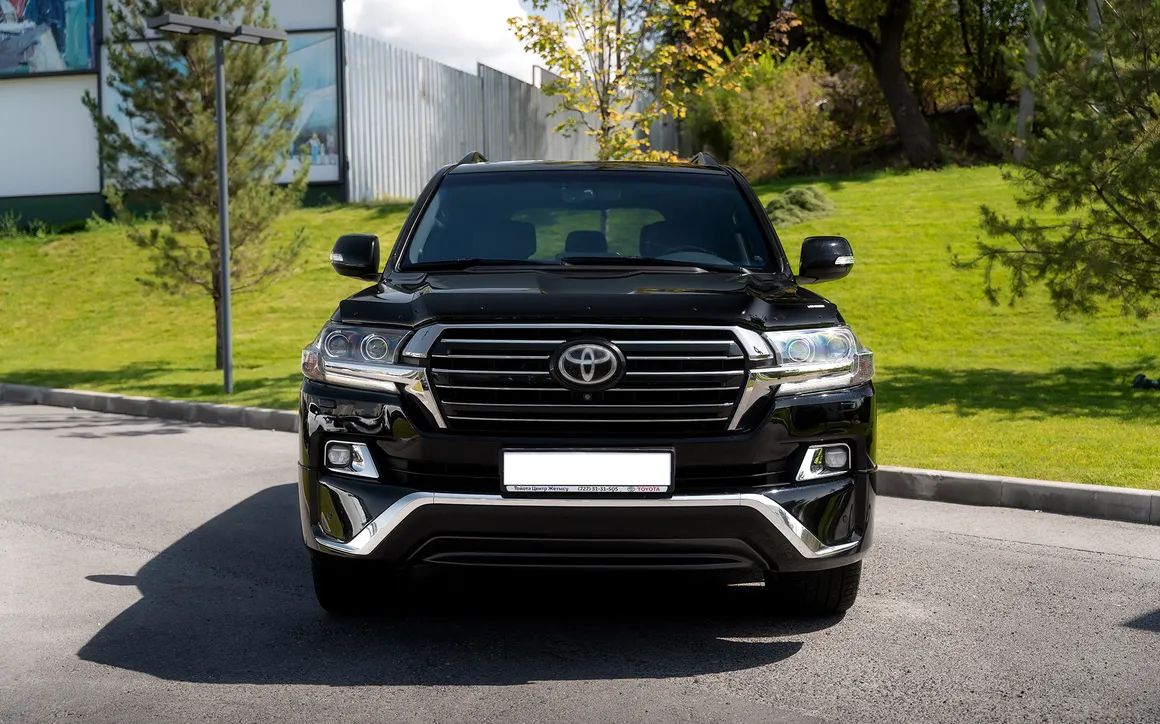 Toyota Land Cruiser 200 - image 2