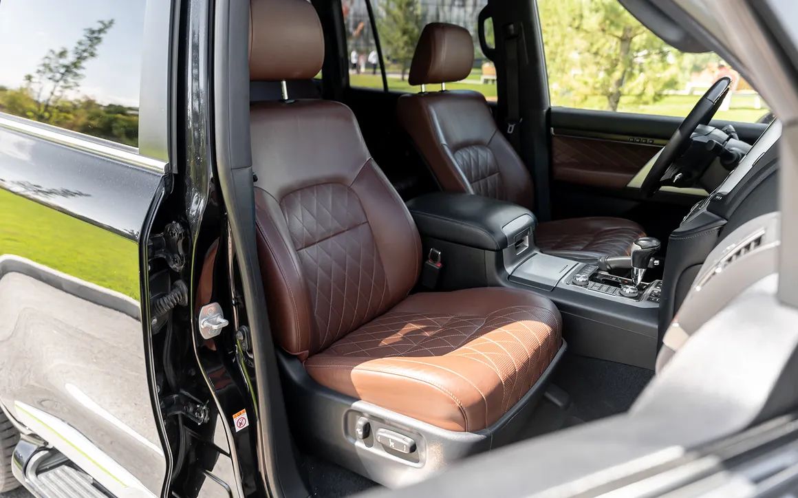 Toyota Land Cruiser 200 - image 6