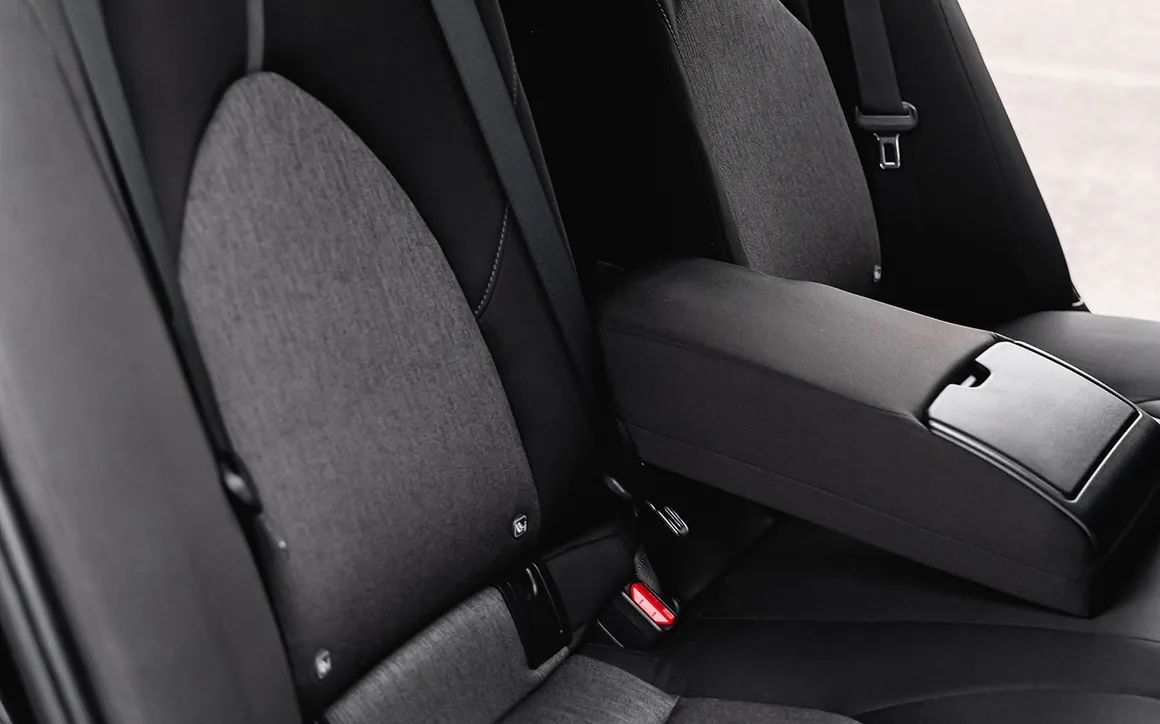 Toyota Camry - image 6