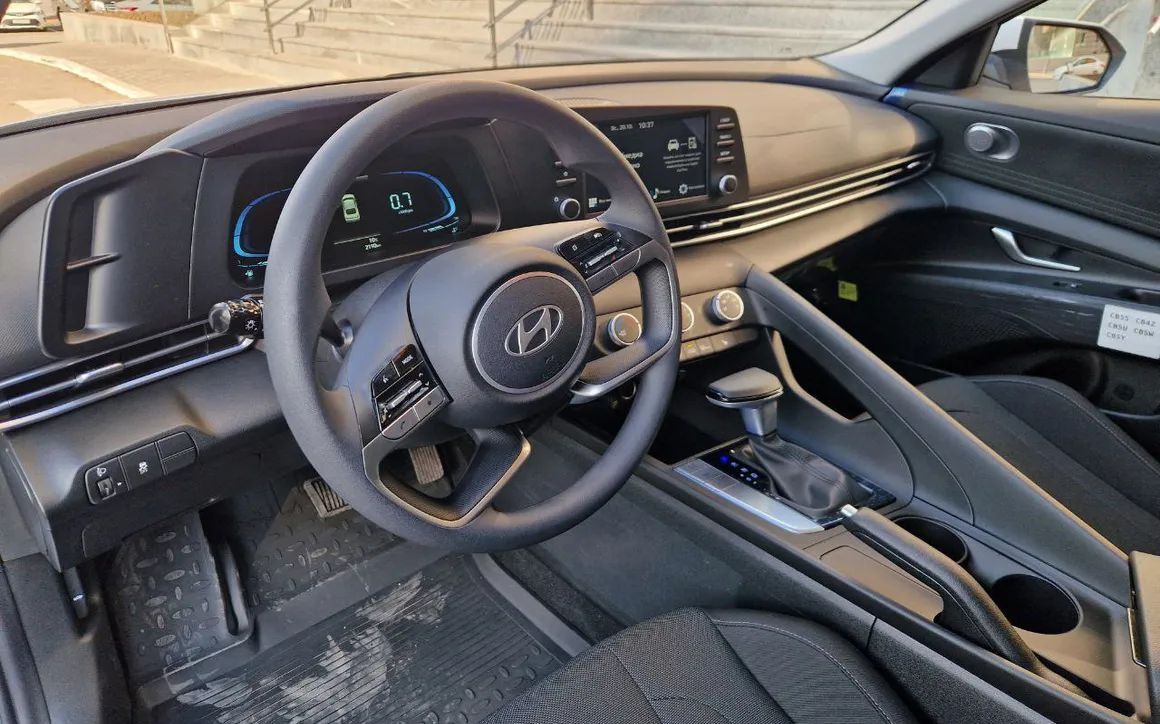 HYUNDAI ELANTRA - image 7