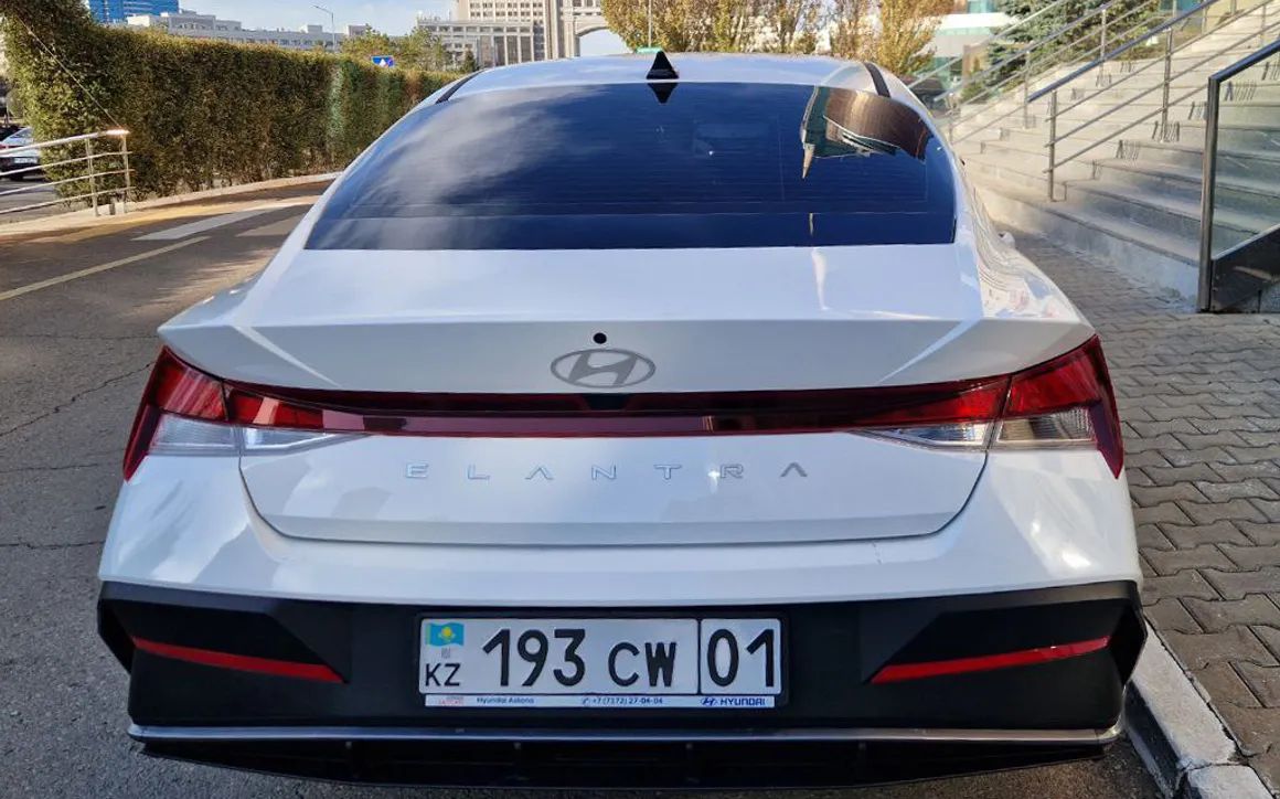 HYUNDAI ELANTRA - image 6