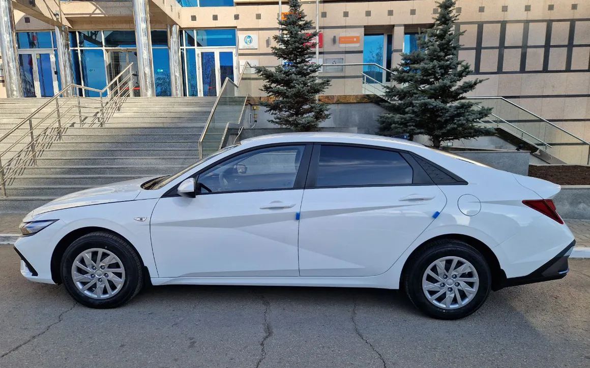 HYUNDAI ELANTRA - image 2