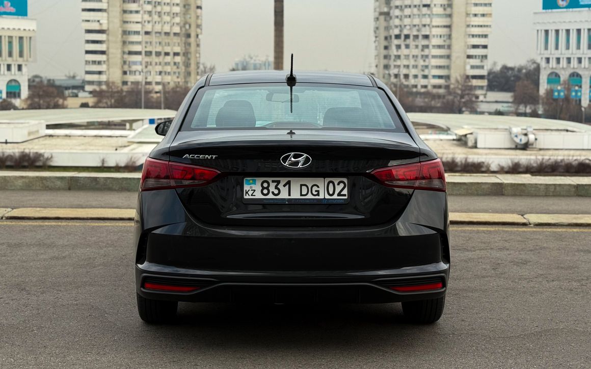 Hyundai Accent - image 6