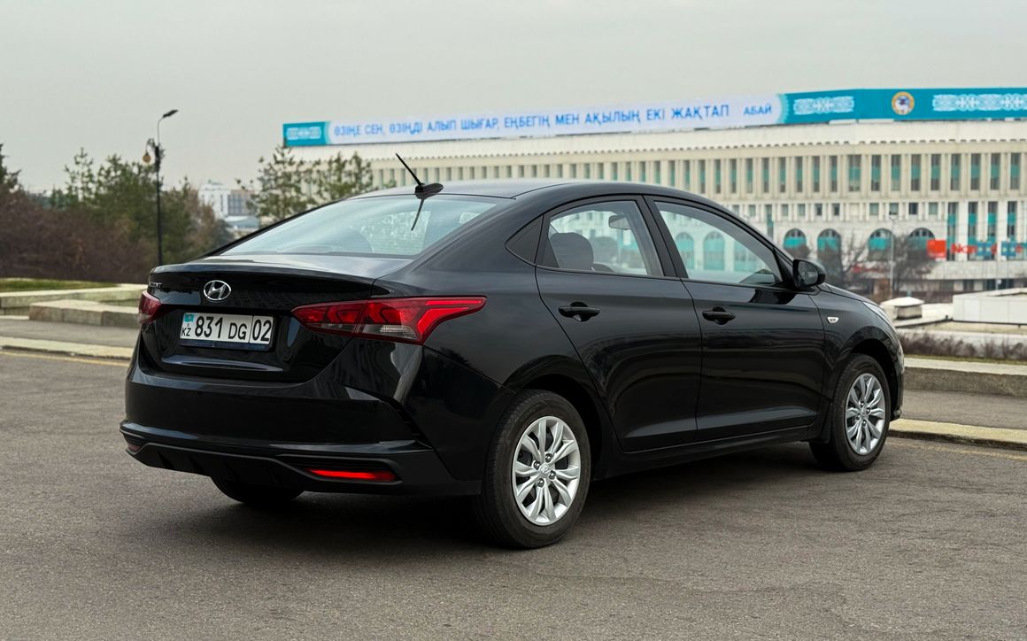 Hyundai Accent - image 5