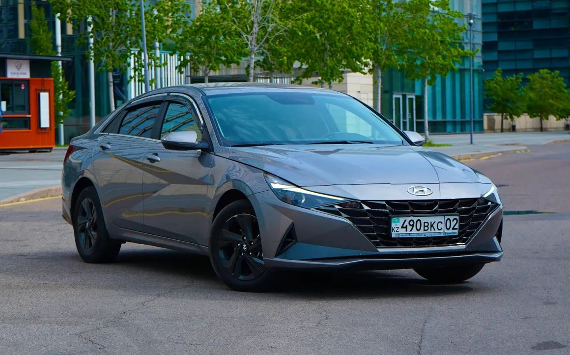 Hyundai Elantra - image 1