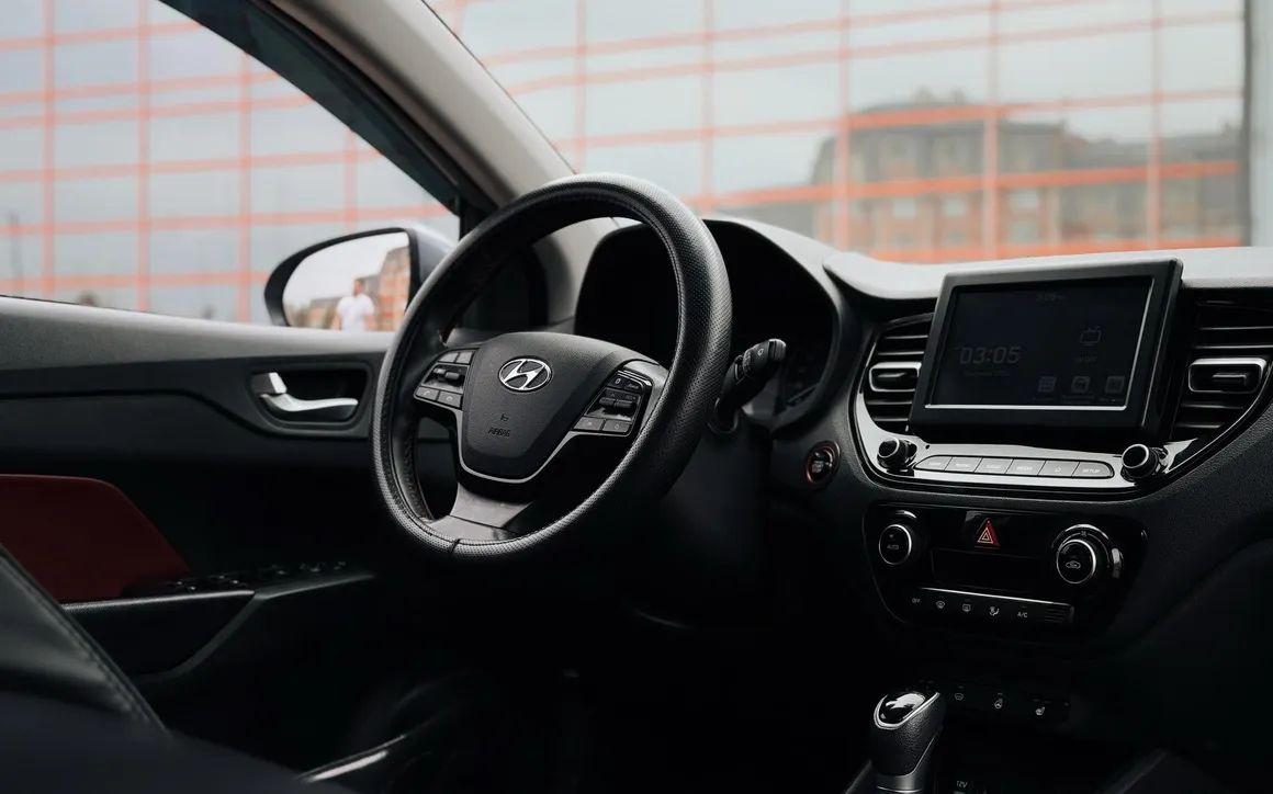 Hyundai Accent - image 3