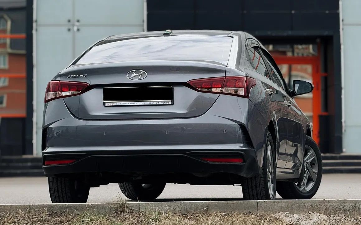 Hyundai Accent - image 2