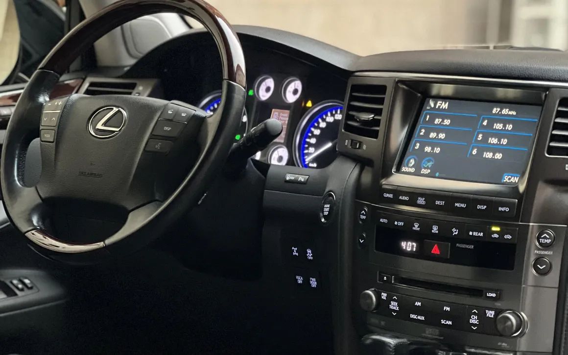 LEXUS LX 570 - image 9