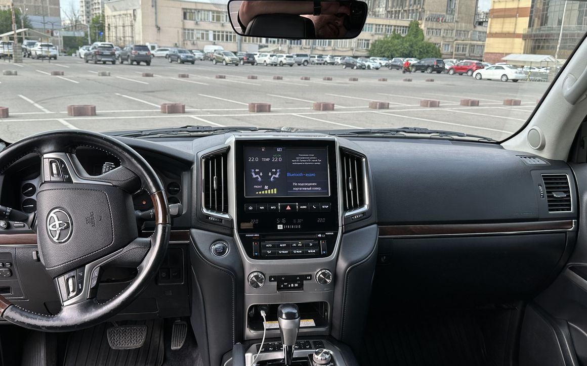 Toyota Land Cruiser 200 - image 3