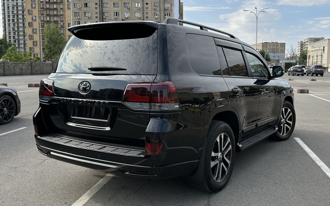 Toyota Land Cruiser 200 - image 2