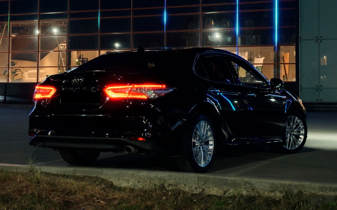 Toyota Camry - image 2