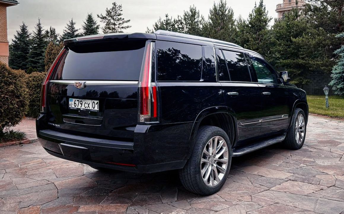 Cadillac Escalade - image 4