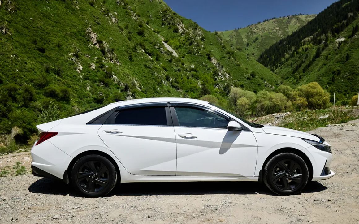 HYUNDAI ELANTRA - image 4