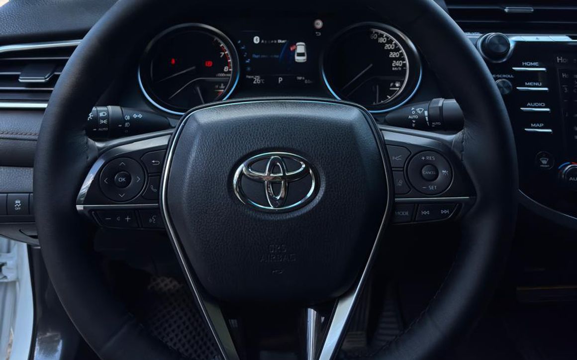 Toyota Camry - image 4