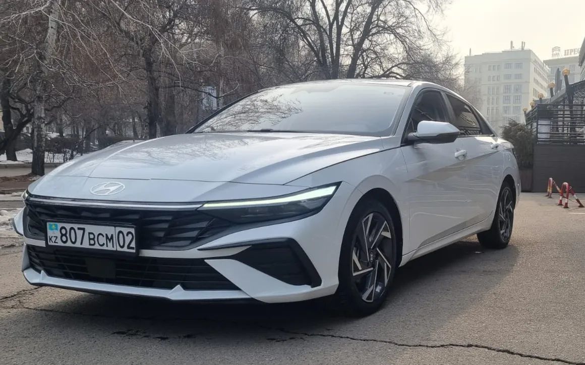 Hyundai Elantra - image 1