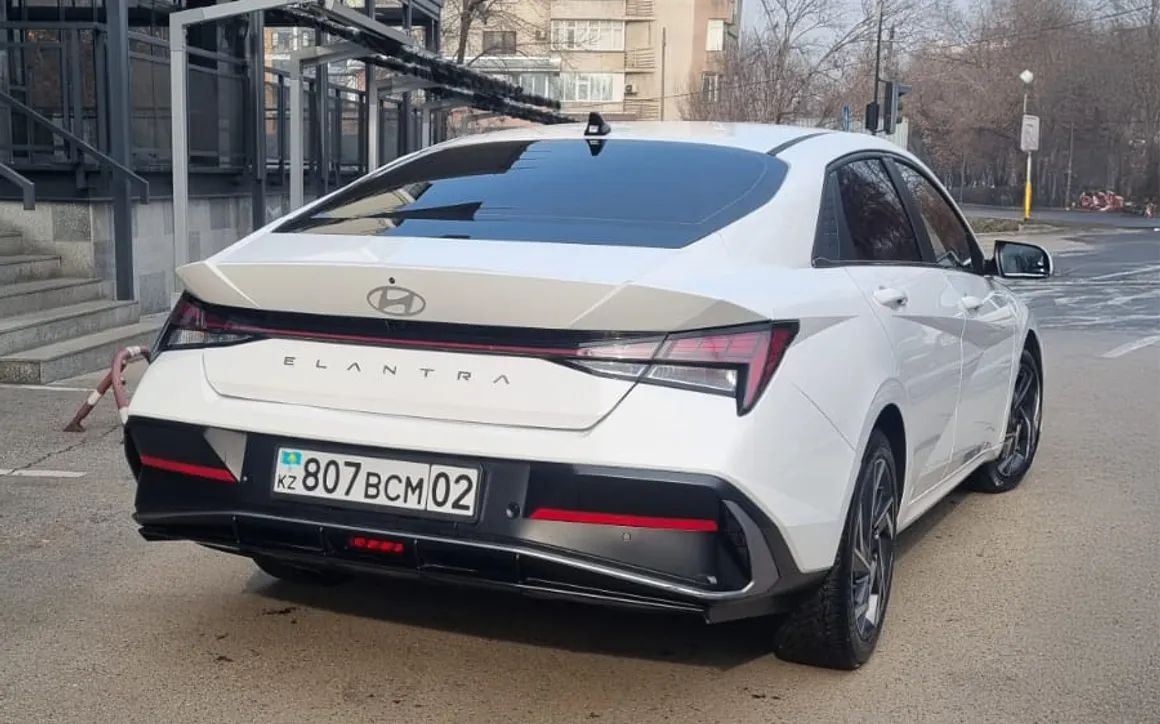 Hyundai Elantra - image 4