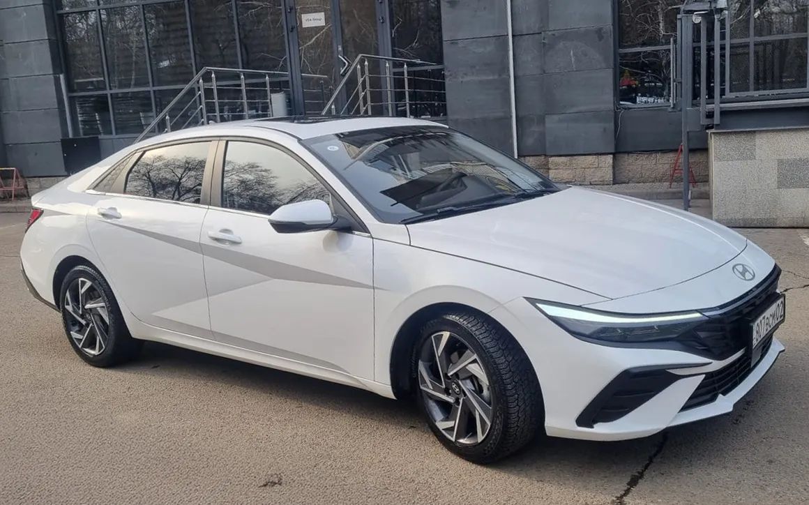 Hyundai Elantra - image 3