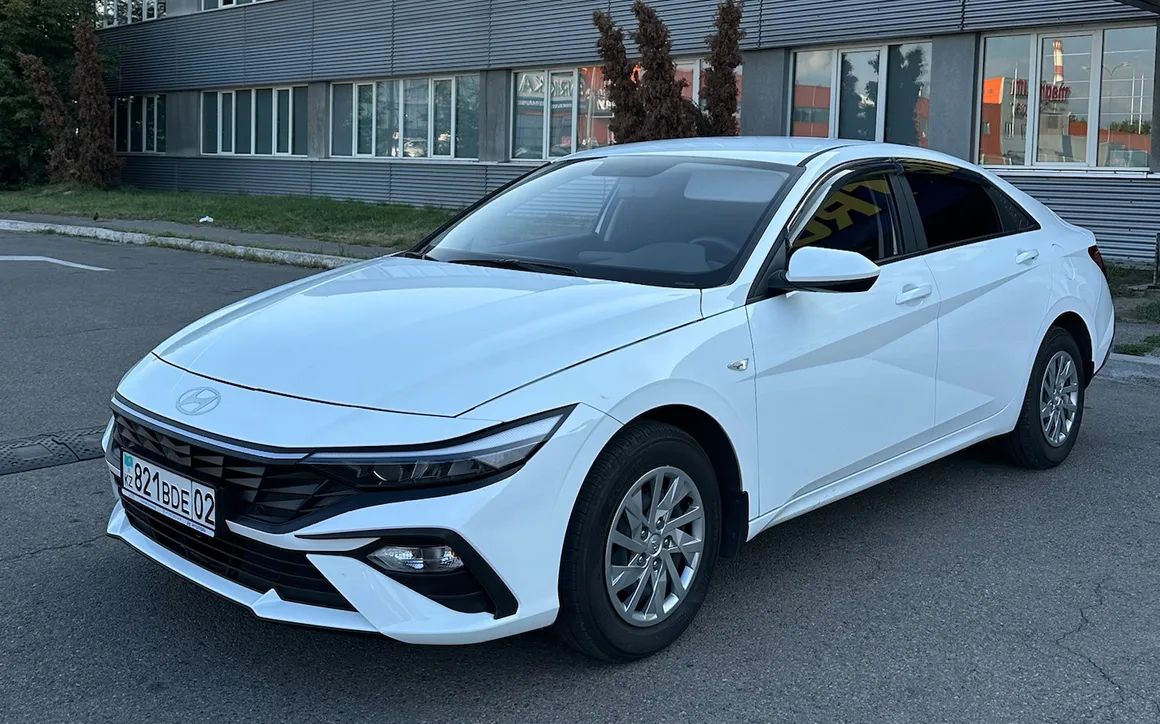 Hyundai Elantra - image 1