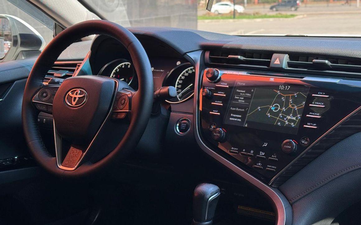 Toyota Camry - image 3