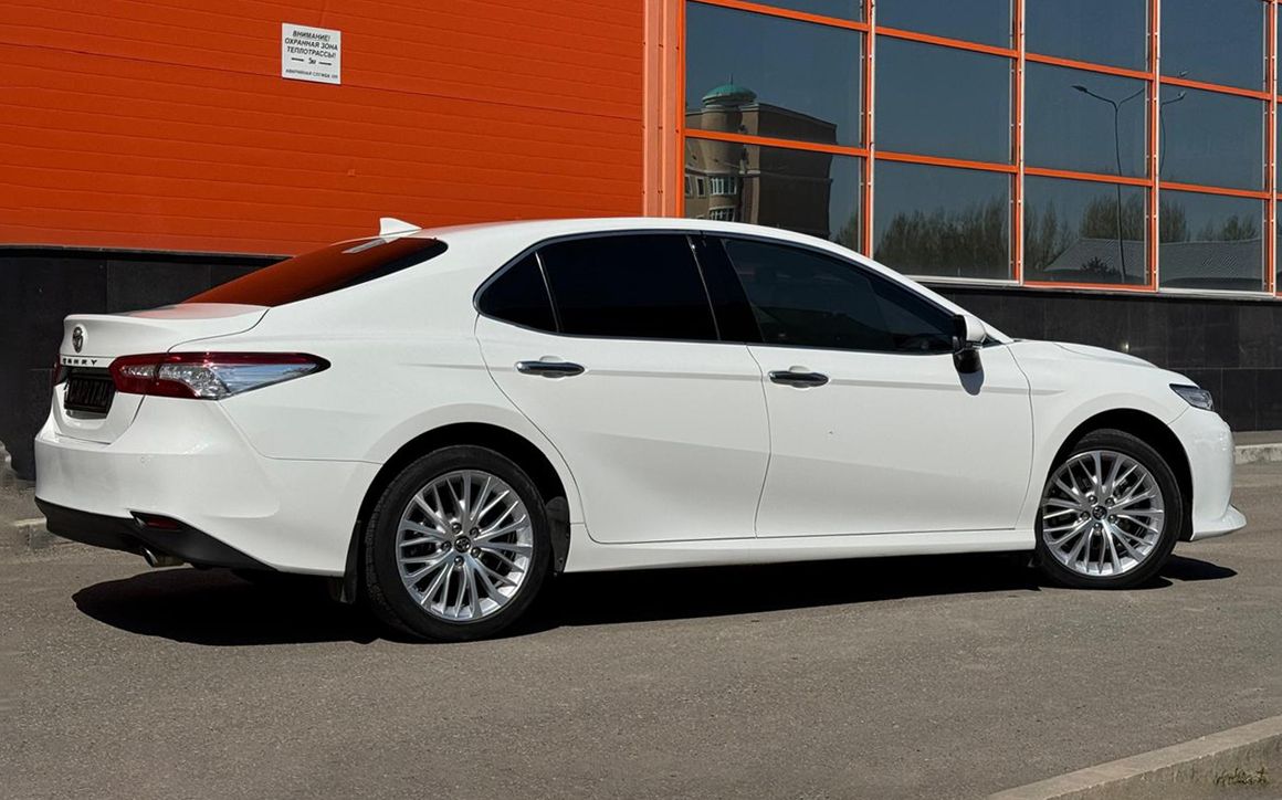 Toyota Camry - image 2