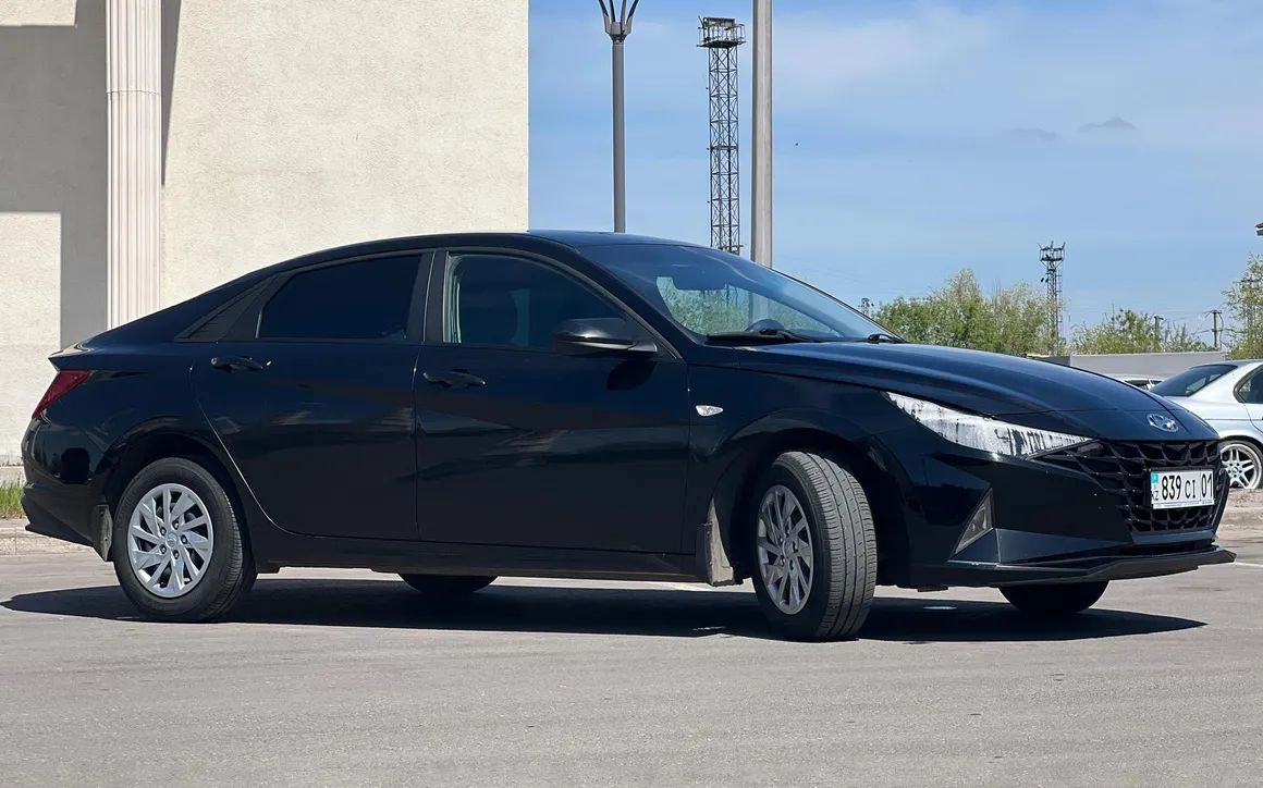 Hyundai Elantra - image 1