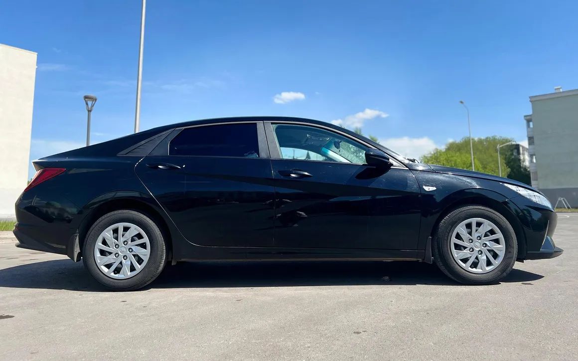 Hyundai Elantra - image 2