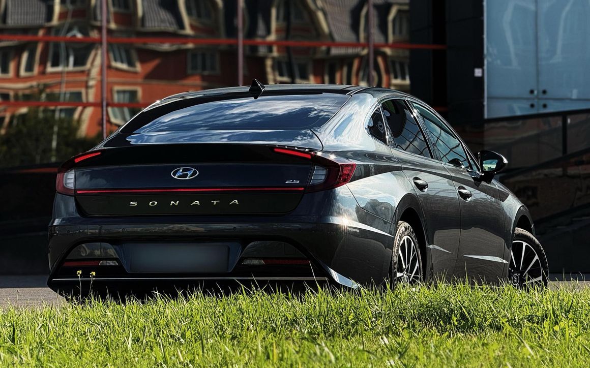 Hyundai Sonata - image 2