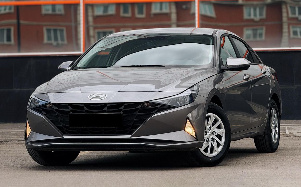 Hyundai Elantra - image 1