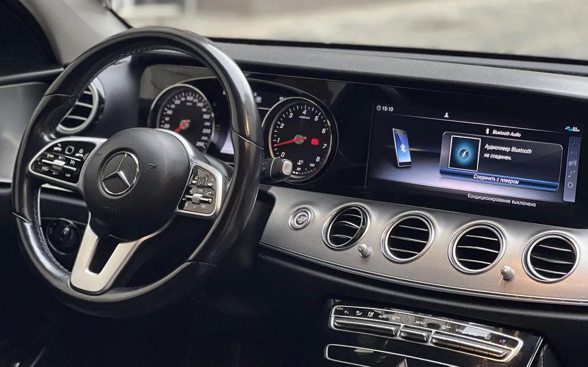 MERCEDES BENZ E200 - image 7