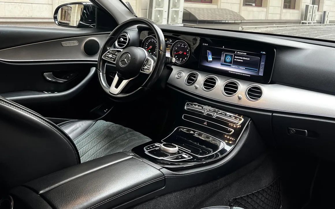 MERCEDES BENZ E200 - image 6