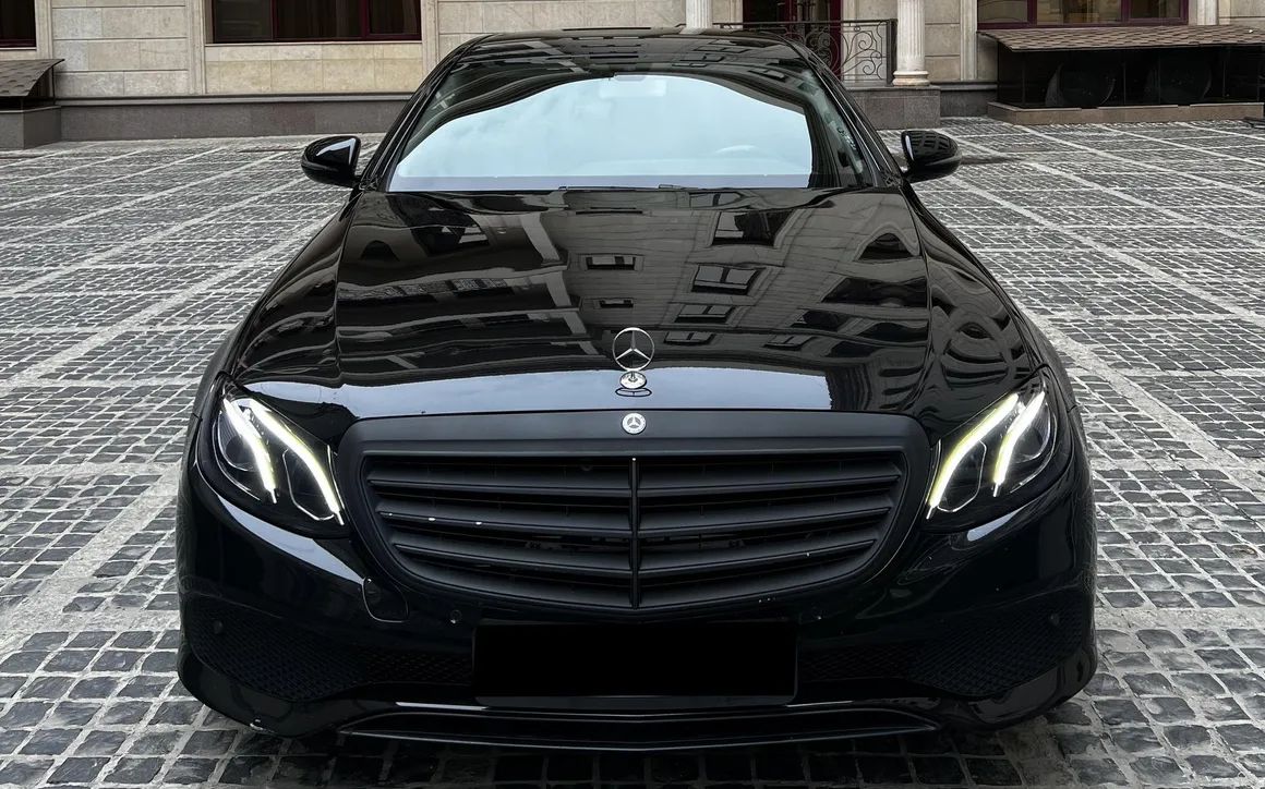 MERCEDES BENZ E200 - image 2