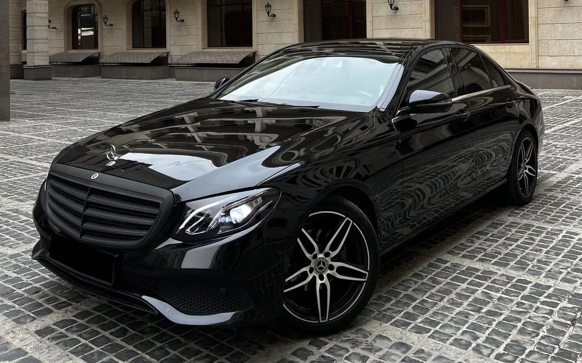 MERCEDES BENZ E200 - image 1