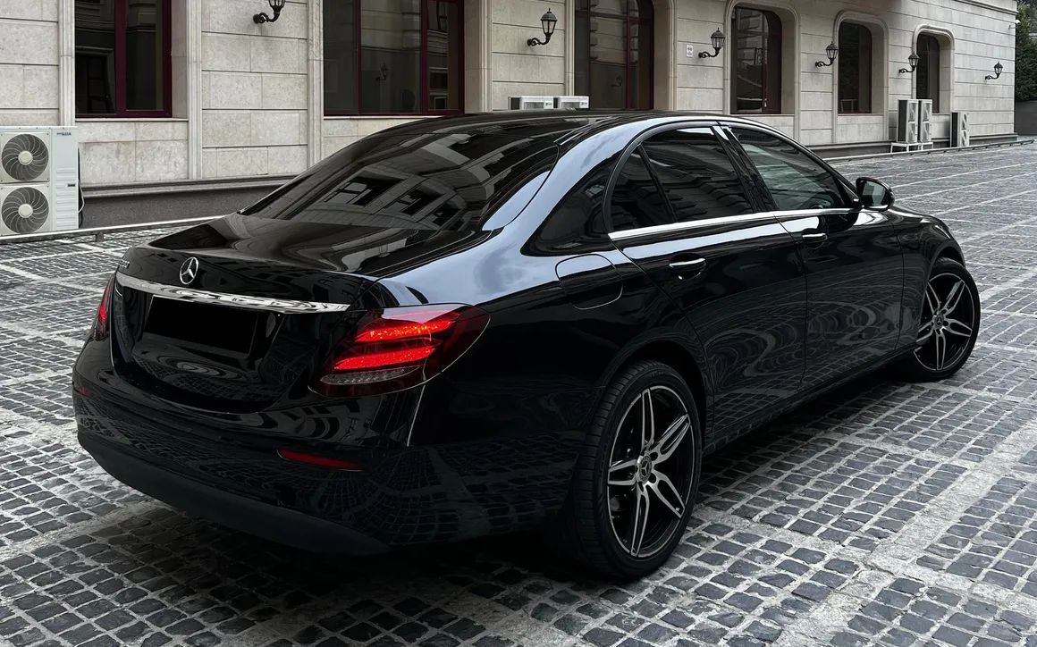 MERCEDES BENZ E200 - image 5