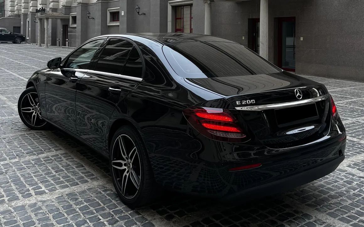 MERCEDES BENZ E200 - image 4