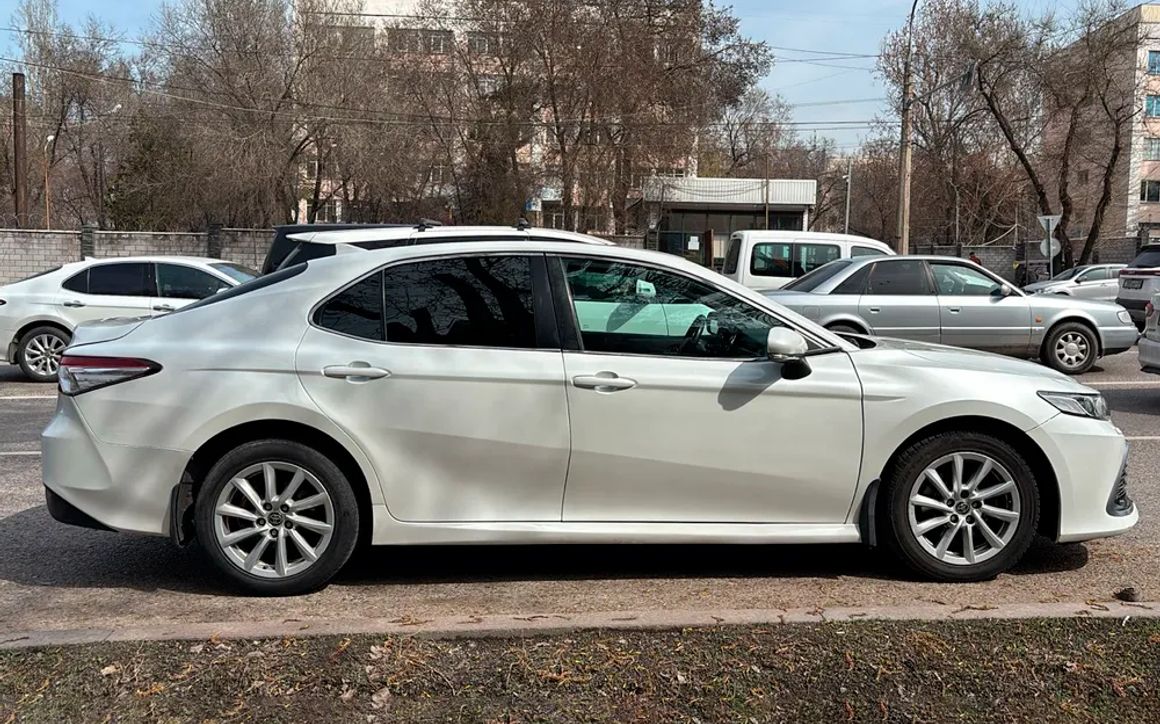 Toyota Camry - image 5