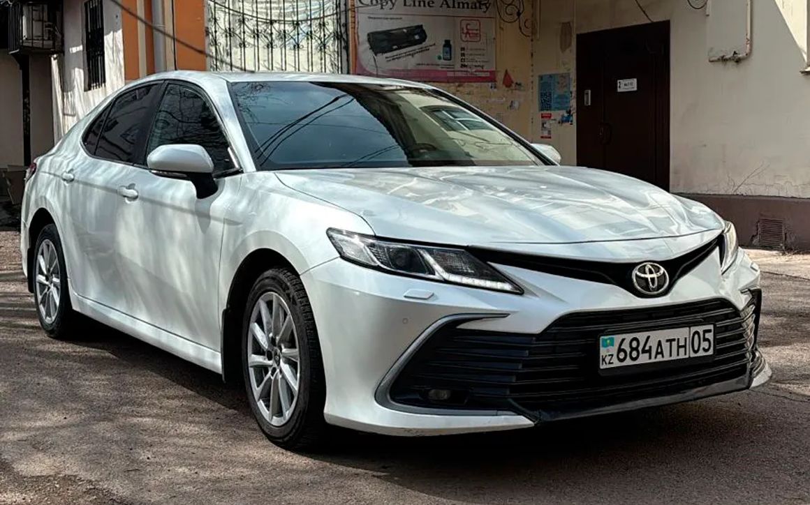 Toyota Camry - image 4