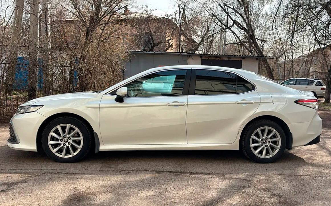 Toyota Camry - image 2