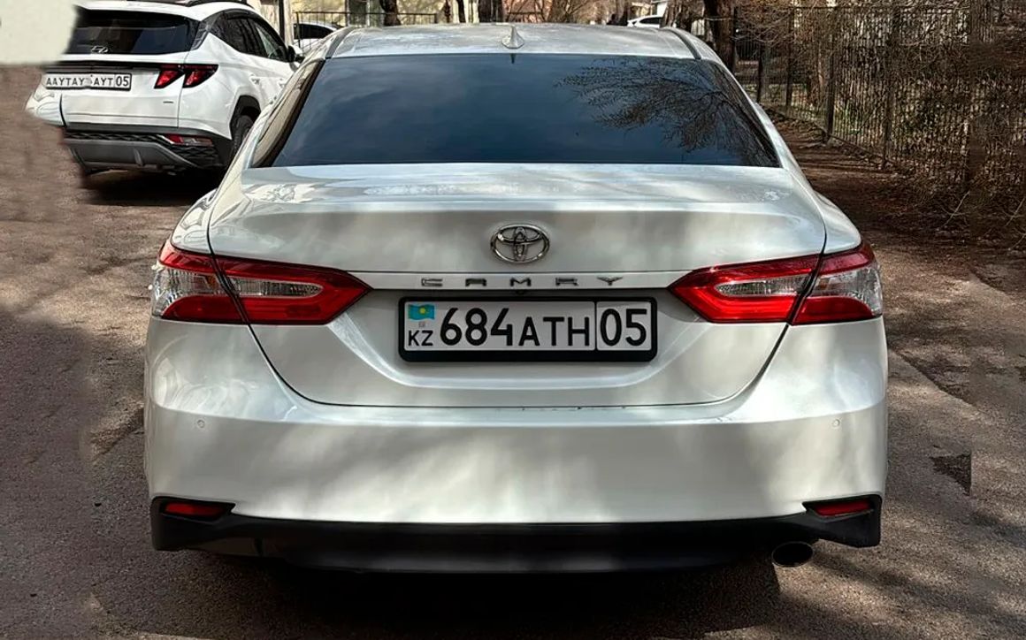 Toyota Camry - image 7