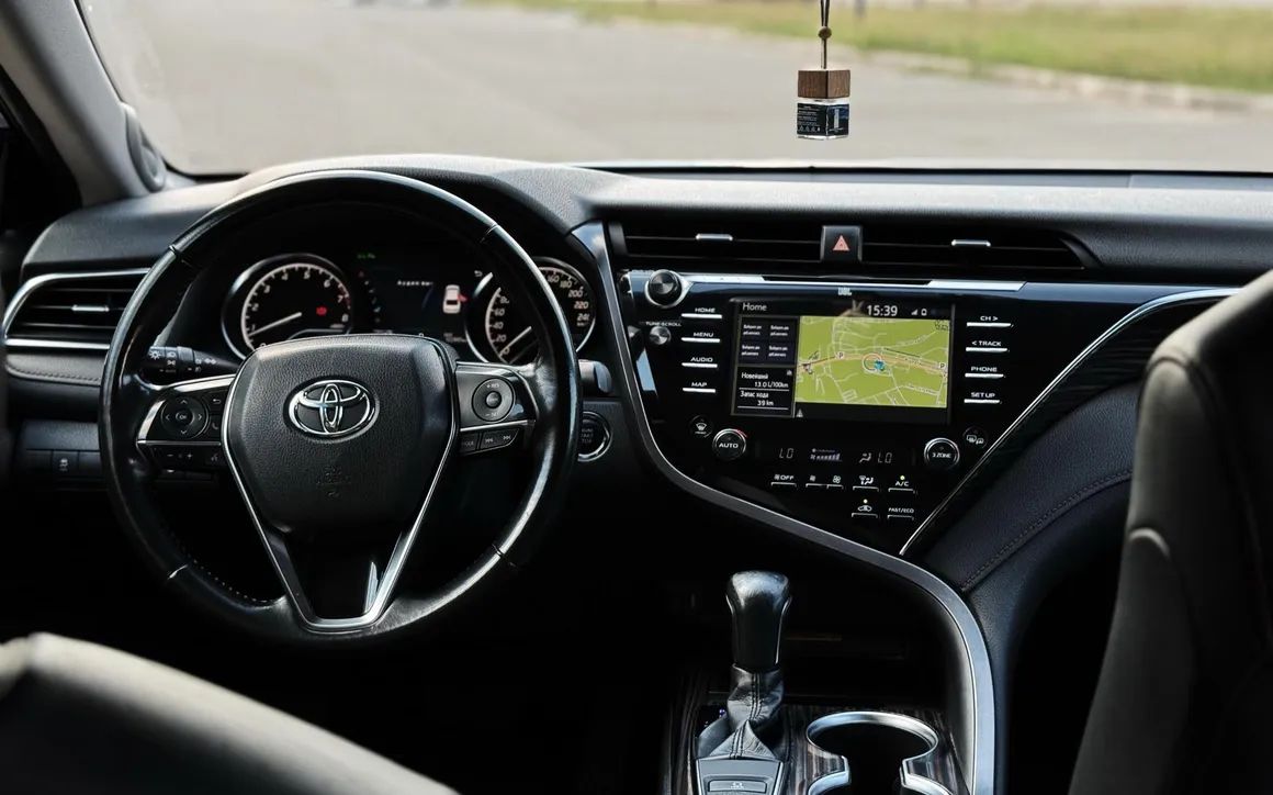 Toyota Camry - image 2