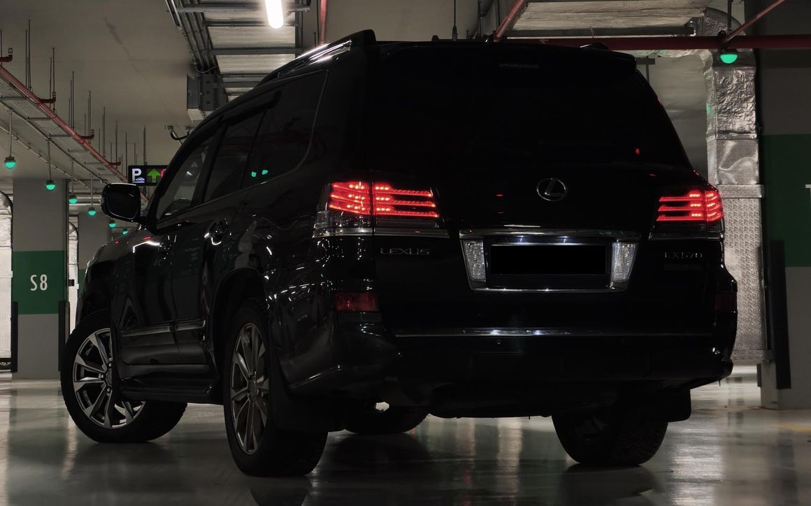 Lexus LX 570 - image 2