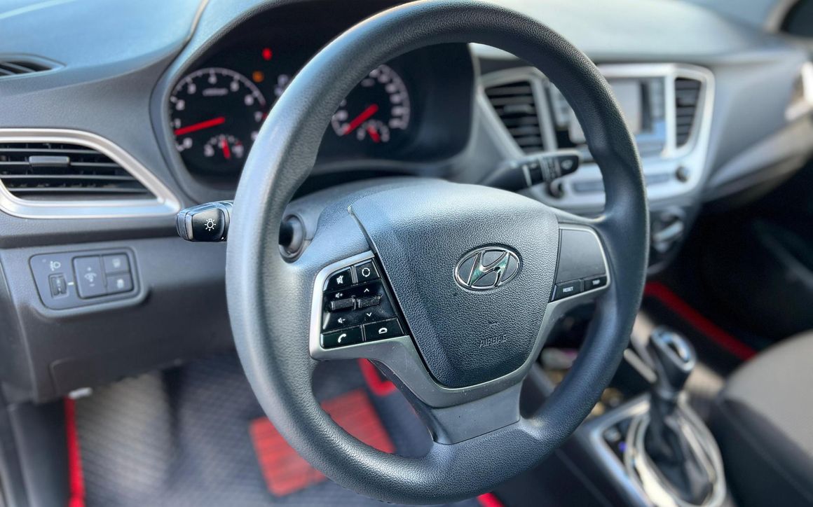 Hyundai Accent - image 6