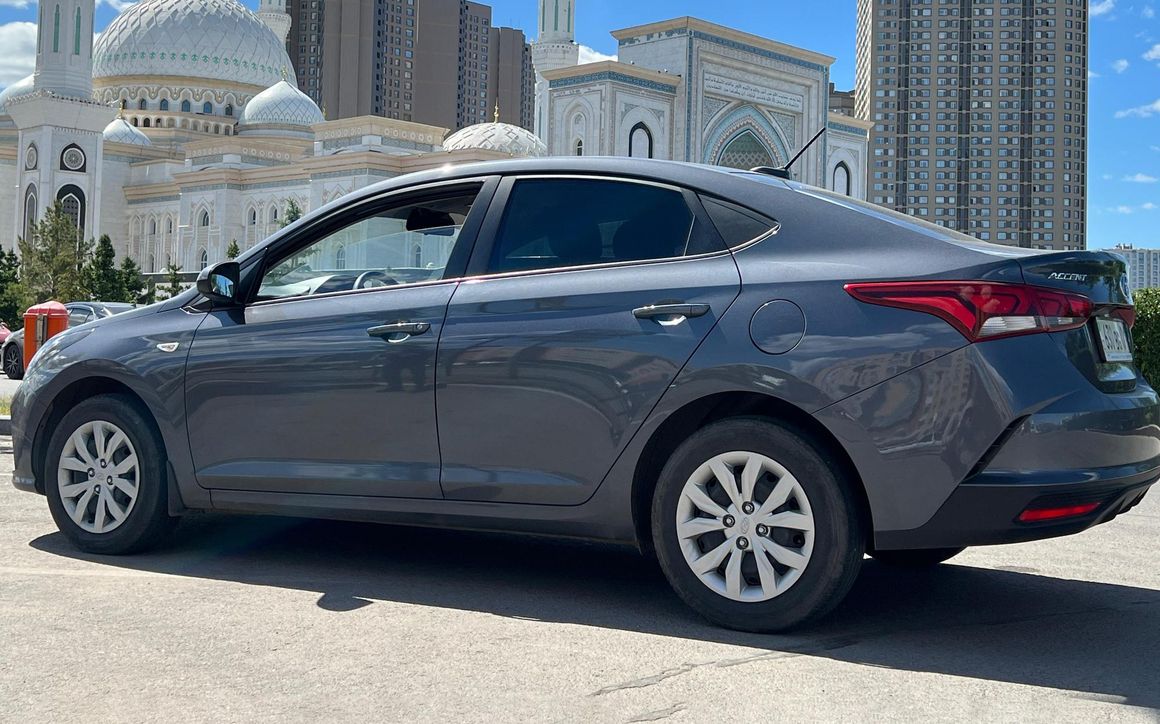 Hyundai Accent - image 5