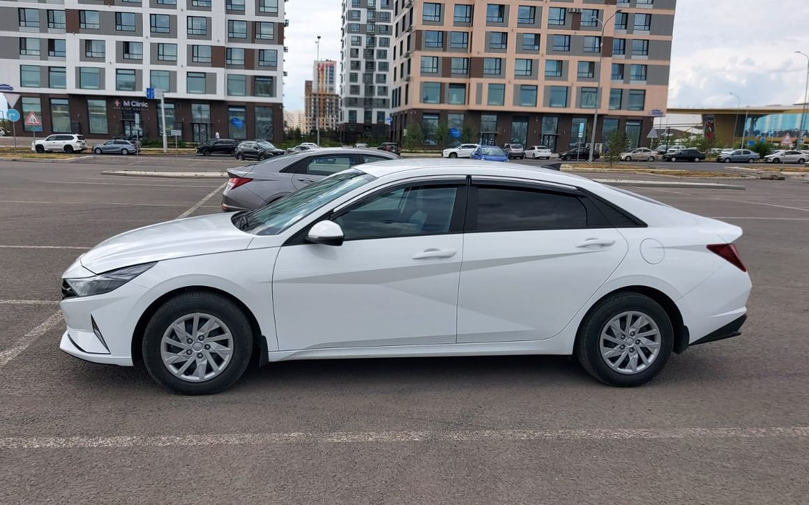 Hyundai Elantra - image 2