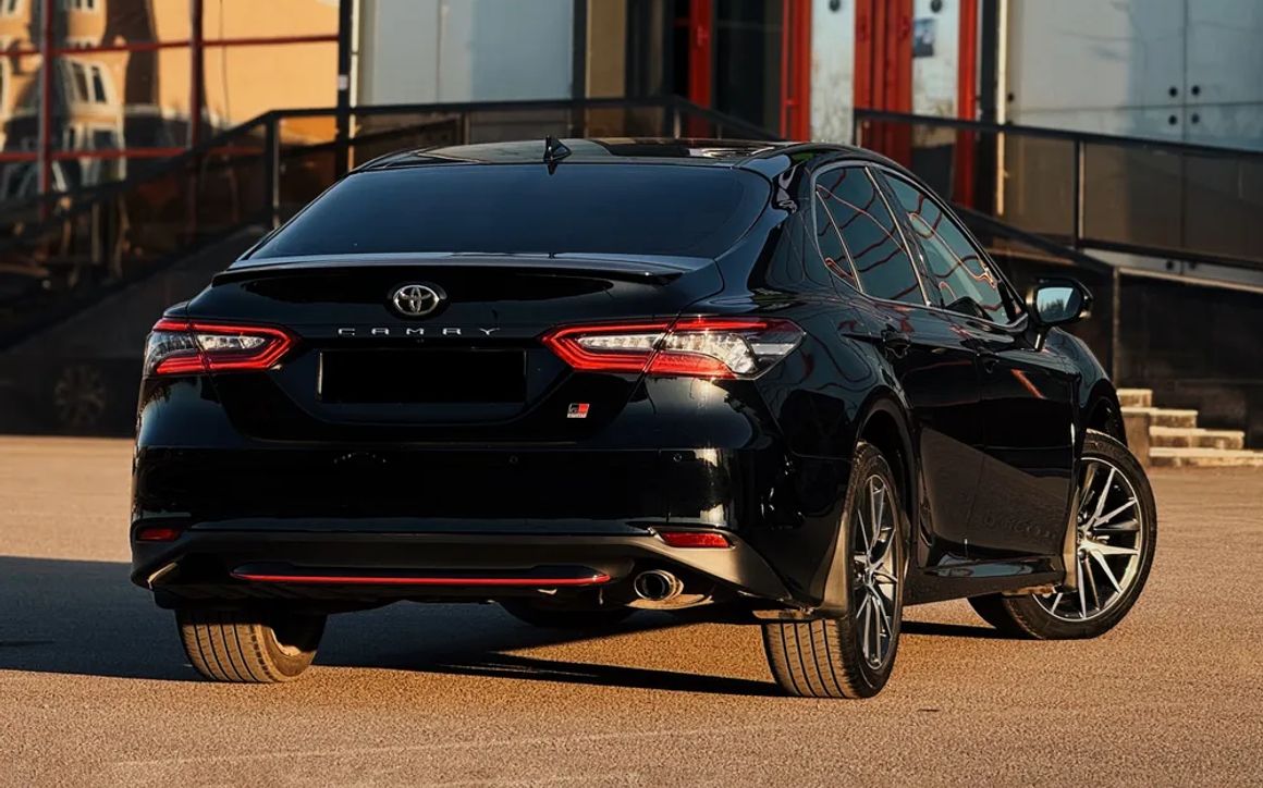 Toyota Camry - image 2