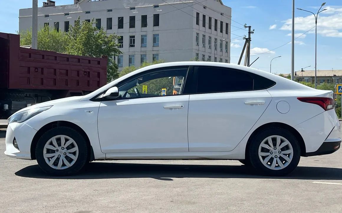 Hyundai Accent - image 2